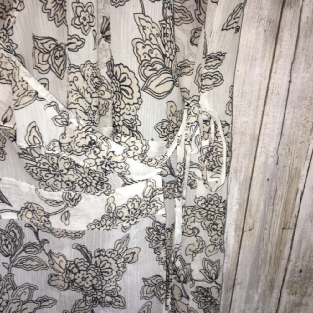 Lane Bryant Floral Faux Wrap Blouse 18/20W Black White Plus Size Top - Picture 3 of 5